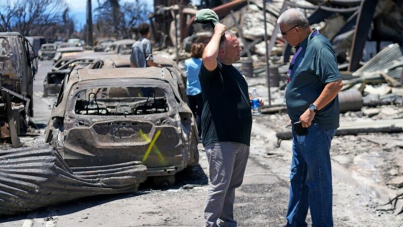 Die Waldbrände auf der Insel Maui haben bislang 93 Todesopfer gefordert. Gouverneur Josh Green (links) ist sichtlich erschüttert. (Bild: AP/Rick Bowmer)