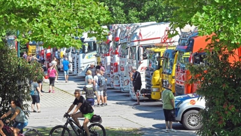 Die Besucher konnten die Trucks auf dem Bauernmarkt sogar erkunden. (Bild: Hermann Sobe)