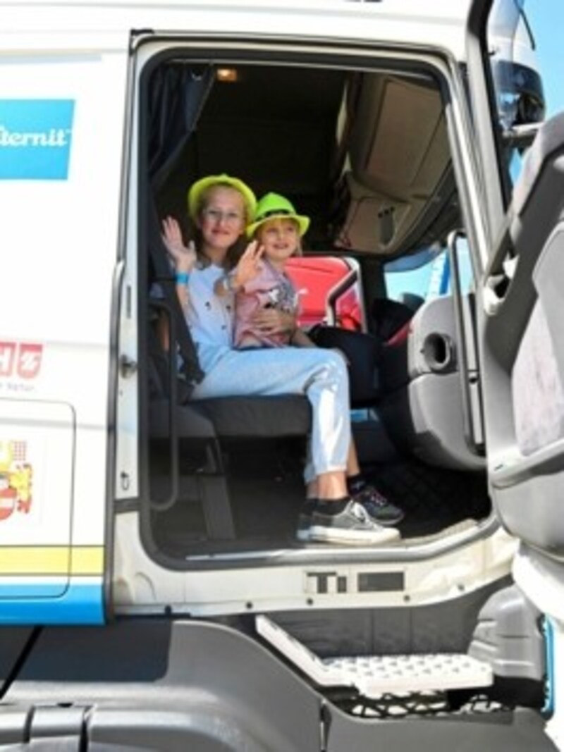 Bei der Parade wurden kleine Trucker-Fans sogar zu Co-Piloten. (Bild: Hermann Sobe)