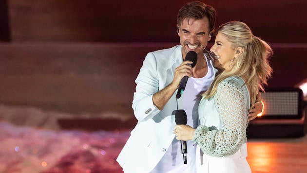 Florian Silbereisen und Beatrice Egli heizten am Samstagabend auf der Bühne die Liebes-Gerüchte an. (Bild: Steinbrenner, Marco / Action Press / picturedesk.com)