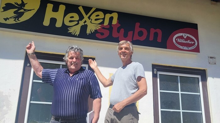 Mediziner Heinz Herbst (r) hat die Hexenstubn renoviert