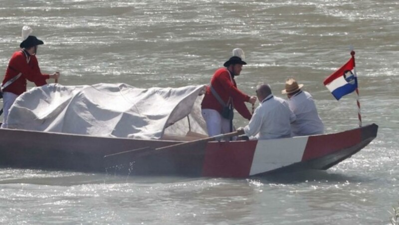 In kleinen Zillen wie schon im Mittelalter waren die Schiffer auf der Salzach unterwegs. (Bild: Tschepp Markus)