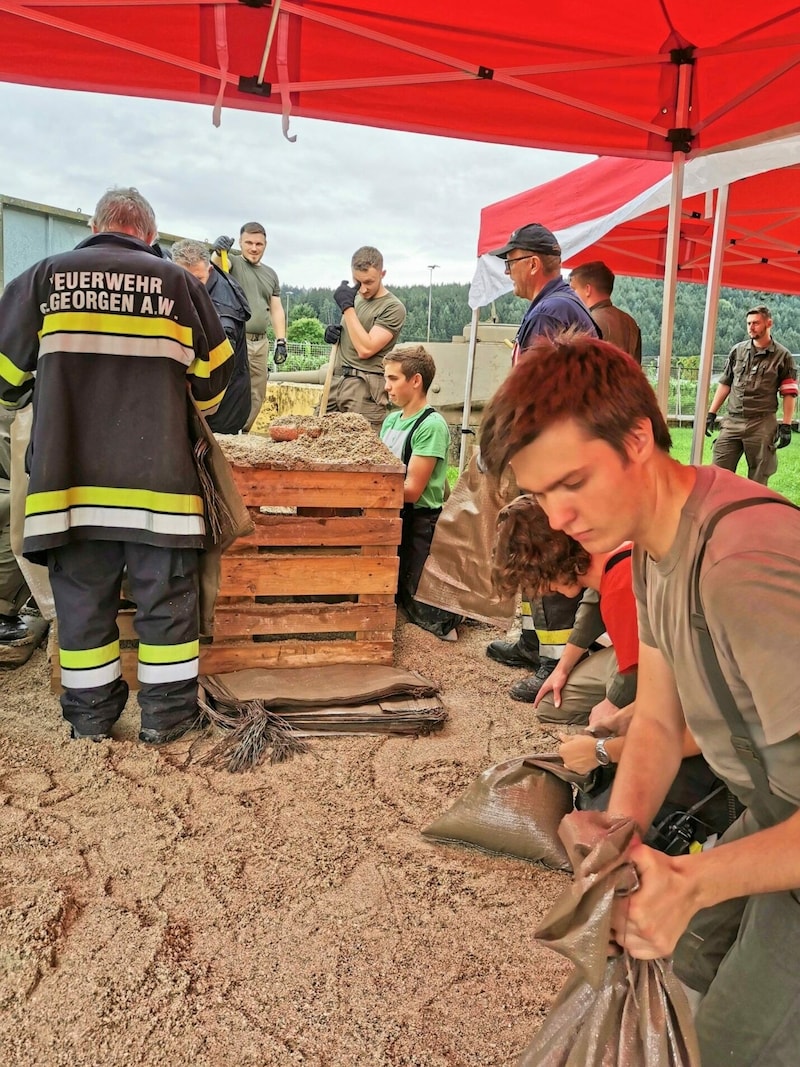 Soldaten des Bundesheeres füllten während der Unwetter Säcke mit Sand, um damit Häuser vor den eindringenden Wassermassen zu schützen. (Bild: Bundesheer)