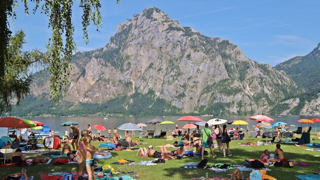 Nach dem Dauerregen lockt die Sonne jetzt wieder zum Baden, wie am Traunsee. (Bild: Hörmandinger Reinhard)