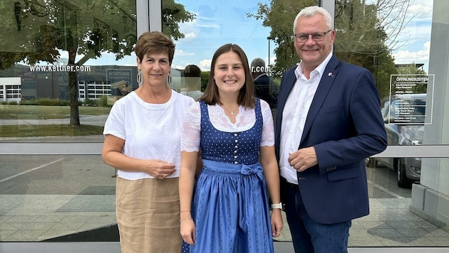 Anprobe für das Eisenstadt-Dirndl: Die neue Weinkönigin Hannah Wetschka mit Bürgermeister Thomas Steiner und der Kulturausschuss- Obfrau Waltraud Bachmaier. (Bild: Freistadt Eisenstadt)