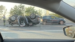 Ein Auto landete nach dem Unfall auf der A2 auf dem Dach. (Bild: Leserreporter)