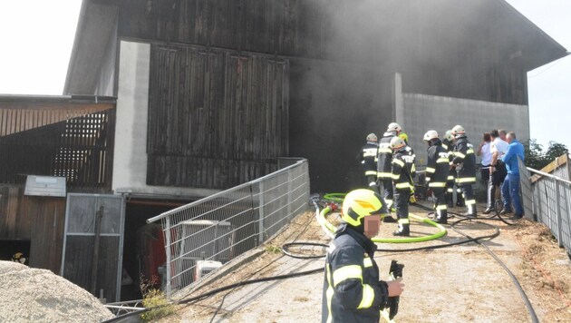 Insgesamt zwölf Feuerwehren standen im Einsatz. (Bild: FF St. Veit im Mühlkreis, Krone KREATIV)