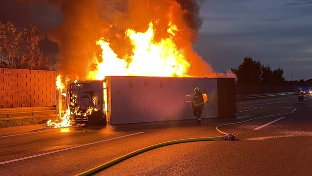 Ein unbeladener Pferdetransporter kippte auf der Westautobahn aus bislang unbekannter Ursache um und fing Feuer. (Bild: FotoKerschi)