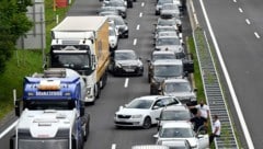 Zwischenzeitlich war der Stau auf der A10 zwölf Kilometer lang (Bild: Hermann Sobe)