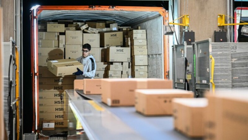 Trotz verstärkter technischer Unterstützung: Damit Pakete sortiert und letztlich auch transportiert werden, braucht‘s unzählige Menschen. (Bild: Markus Wenzel)