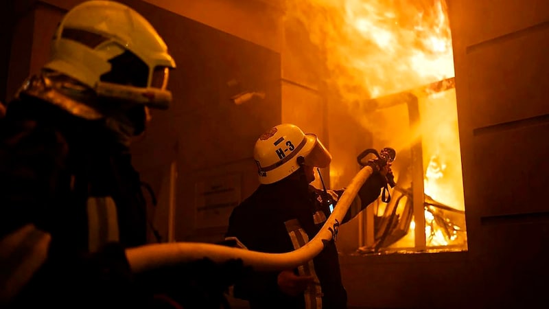 Tűz egy odesszai támadás után (archív kép) (Bild: AP)