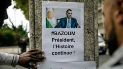 Zettel mit der Forderung nach Freilassung von Präsident Mohamed Bazoum vor der nigrischen Botschaft in Paris (Bild: AP)
