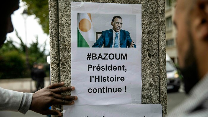 Zettel mit der Forderung nach Freilassung von Präsident Mohamed Bazoum vor der nigrischen ...