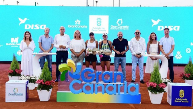 Grabher (5. v. re.) durfte sich erneut über die Siegerinnentrophäe auf Gran Canaria freuen. (Bild: ITF Gran Canaria)