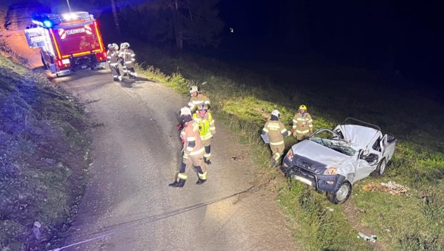 Das Auto wurde regelrecht zusammengedrückt (Bild: Freiwillige Feuerwehr Großarl)