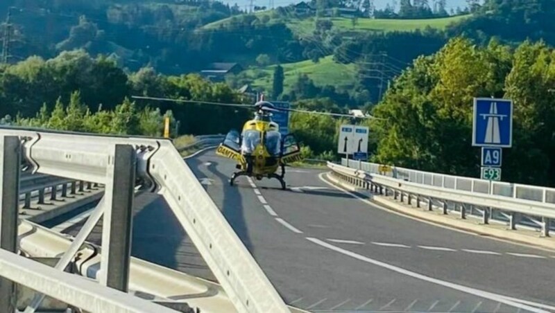 Der verletzte Motorradlenker wurde ins Spital geflogen. (Bild: Feuerwehr Friesach Wörth)