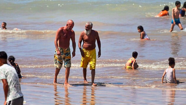 Am erträglichsten sind solche Rekordtemperaturen noch am Strand oder in klimatisierten Innenräumen. (Bild: EPA)