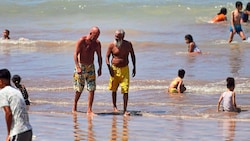 Am erträglichsten sind solche Rekordtemperaturen noch am Strand oder in klimatisierten Innenräumen. (Bild: EPA)