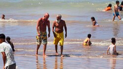 Am erträglichsten sind solche Rekordtemperaturen noch am Strand oder in klimatisierten Innenräumen. (Bild: EPA)