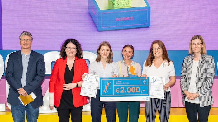 Die beiden Absolventinnen (Mitte) bei der Preisverleihung von „Jugend-Innovativ“