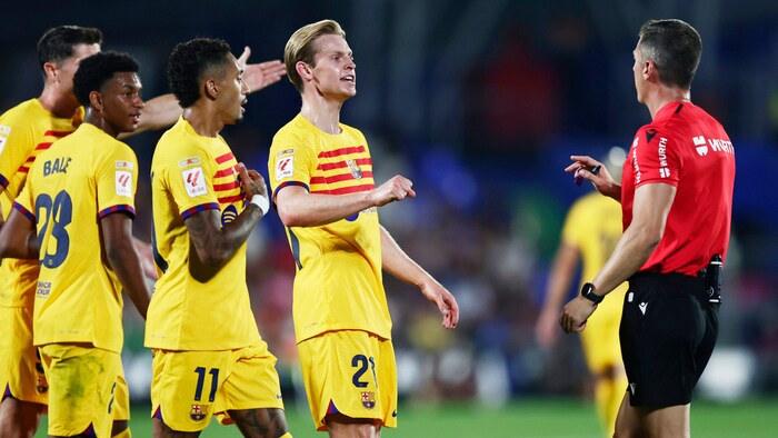 Die Barca-Stars waren mit Schiedsrichter César Soto Grado desöfteren nicht einer Meinung.