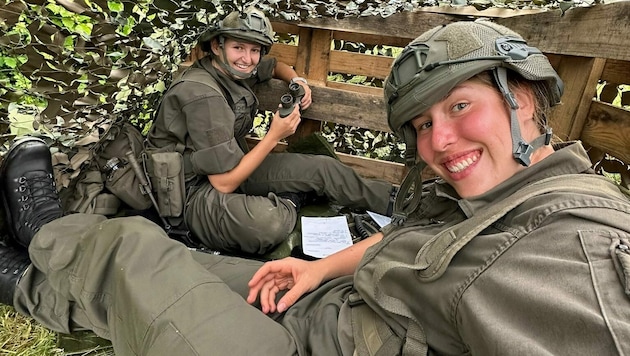 Skispringerin Julia Mühlbacher und Alpin-Hoffnung Victoria Olivier hatten bei der Grundausbildung Spaß. (Bild: zVg)