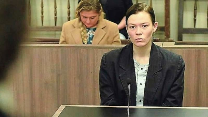 „37 Sekunden“: Leonie (o.) zieht vor Gericht, weil sie Carsten (li.) Vergewaltigung vorwirft. (Bild: ARD Degeto/Odeon Fiction GmbH)