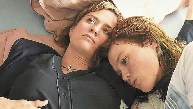 Emily Cox (li.) und Paula Kober spielen die besten Freundinnen Clara und Leonie, die eine traumatische Erfahrung machen. (Bild: ARD Degeto/Odeon Fiction GmbH)