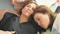 Emily Cox (li.) und Paula Kober spielen die besten Freundinnen Clara und Leonie, die eine traumatische Erfahrung machen. (Bild: ARD Degeto/Odeon Fiction GmbH)