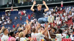 Die Spieler feierten Christoph Freund nach seinem letzten Heimspiel als Sportdirektor der Bullen. (Bild: Tröster Andreas)
