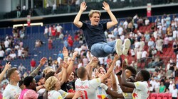 Die Spieler feierten Christoph Freund nach seinem letzten Heimspiel als Sportdirektor der Bullen. (Bild: Tröster Andreas)