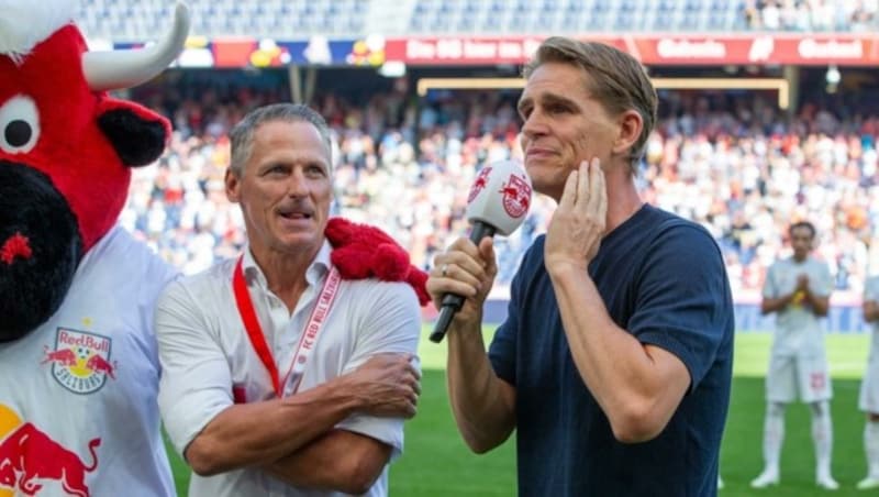 Gerührt: Geschäftsführer Stephan Reiter (li.) und Christoph Freund (Bild: GEPA pictures/ Gintare Karpaviciute)