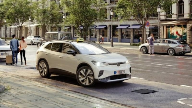 Über Ladeplatten im Boden werden die Fahrzeuge kabellos geladen. (Bild: etaxi-austria.at)