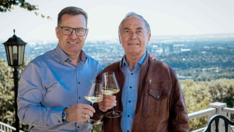 Karl Schranz war zum ersten Mal am Pöstlingberg - Alfred Gallistl (li.) servierte der Ski-Legende ein Gläschen Weißwein. (Bild: Horst Einöder/Flashpictures)