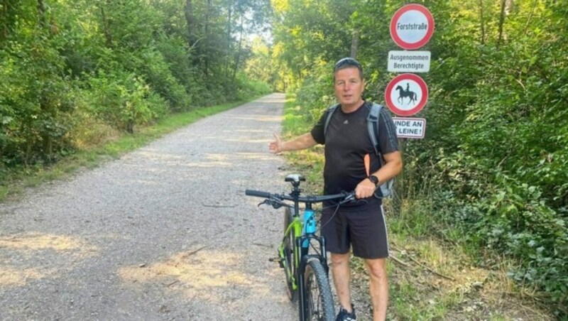 FPÖ-Gemeinderat Toni Mahdalik vor einem Radweg, der jetzt nicht mehr genutzt werden darf. (Bild: FPÖ Wien / Toni Mahdalik)