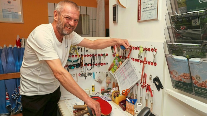 Manfred Müller sitzt an der Kassa und gibt auch Schläger und Bälle für den Tischtennistisch aus.
