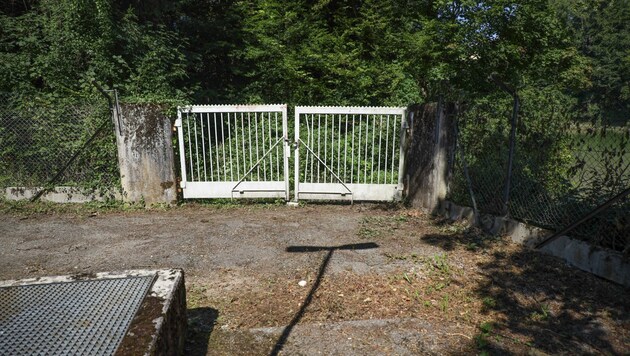 Der Mann blieb in Ohlsdorf mit einem Bein zwischen den Stäben hängen.