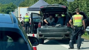 Die Polizei in Bayern kontrolliert verstärkt an den Grenzen zu Österreich. Dabei wurden allein im heurigen September in nur zwei Wochen 26 Schlepper und 577 Migranten gestoppt. (Bild: Pressefoto Scharinger, Krone KREATIV)