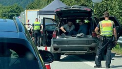 Die illegalen Migranten saßen im Kofferraum beim Grenzübergang in Braunau (Bild: Pressefoto Scharinger, Krone KREATIV)