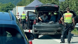 Die Polizei in Bayern kontrolliert verstärkt an den Grenzen zu Österreich. Dabei wurden allein im heurigen September in nur zwei Wochen 26 Schlepper und 577 Migranten gestoppt. (Bild: Pressefoto Scharinger, Krone KREATIV)