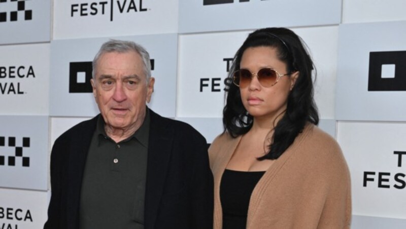 Robert De Niro unterstützt seine Freundin Tiffany Chen bei der Betreuung ihrer kleinen Gia. (Bild: APA/AFP/ANGELA WEISS)