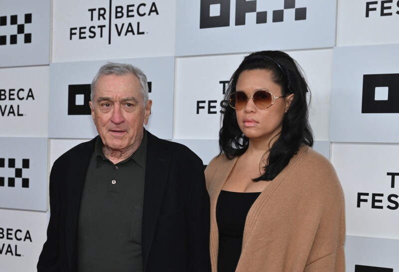 Robert De Niro und seine Frau Tiffany Chen. Erst kürzlich kam ihre gemeinsame Tochter Gia Virginai Chen-De Niro auf die Welt. (Bild: APA/AFP/ANGELA WEISS)