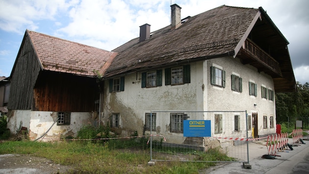 Die Zeit hat am ehemaligen Henkershaus in Salzburg-Gneis Spuren hinterlassen. Es soll abgerissen werden. (Bild: Tröster Andreas)