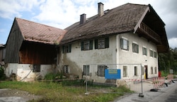 Die Zeit hat am ehemaligen Henkershaus in Salzburg-Gneis Spuren hinterlassen. Es soll abgerissen werden. (Bild: Tröster Andreas)