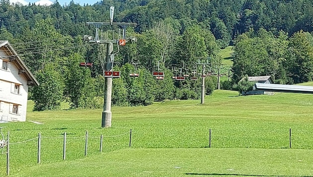 Sessel, Betonmasten, Gebäude - vieles erinnert an alte Zeiten. (Bild: Angelika Drnek)