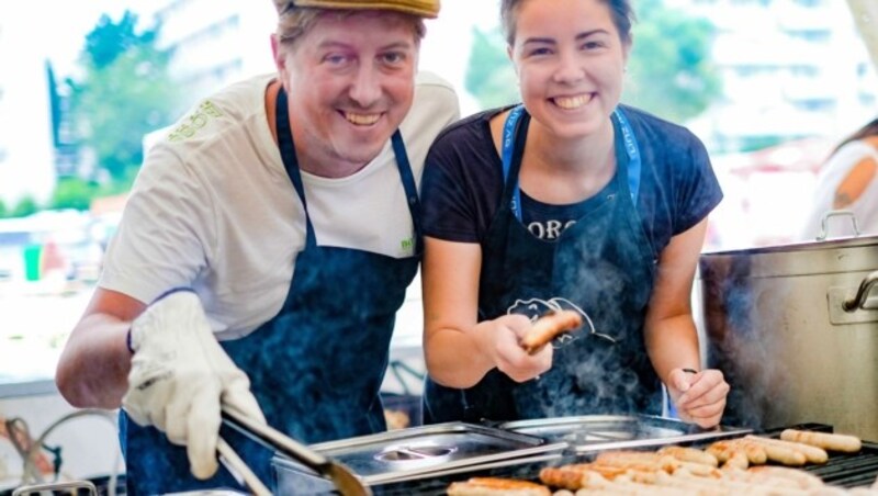 Bei Lisa Sigl und Michael Nell holt man sich Bratwürstel. (Bild: Einöder Horst)