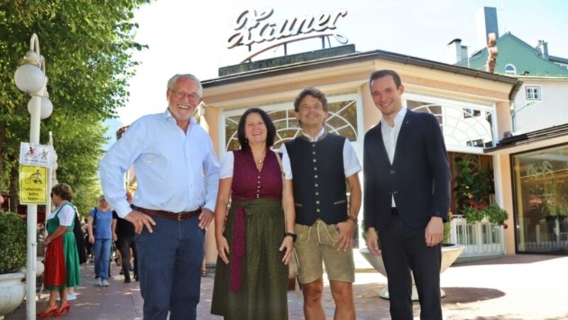 Josef und Philipp Zauner (r.) verwöhnten das Gewinnerpaar kulinarisch (Bild: Hörmandinger Reinhard)