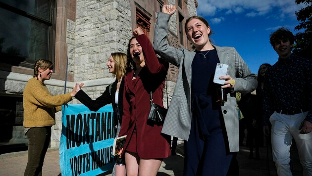 Jubel bei der Gruppe junger Kläger, die im US-Bundesstaat Montana eine historischen Erfolg in einem Klimaprozess erzielt haben. (Bild: Thom Bridge/Independent Record via AP)