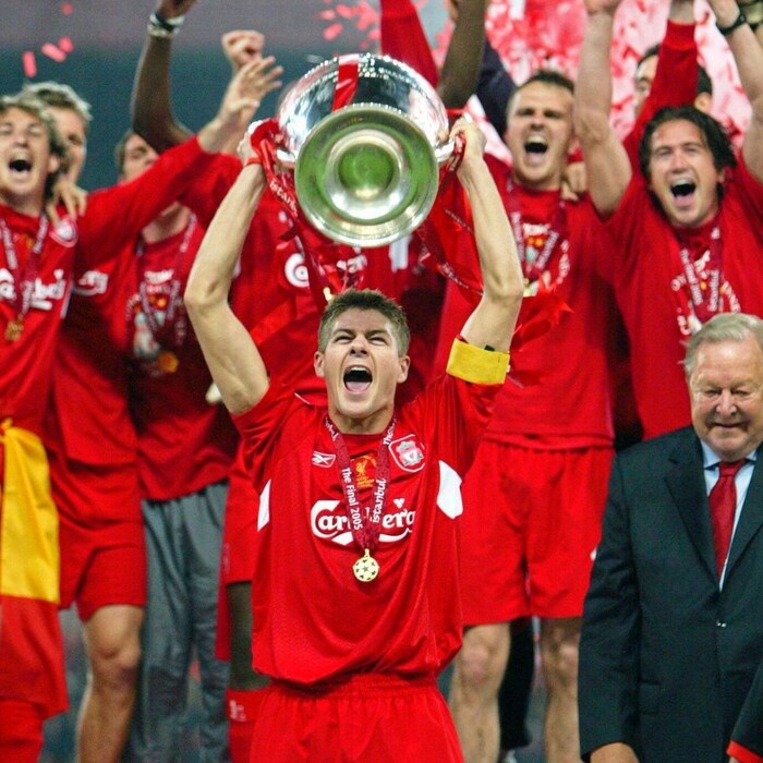 2005 stemmte Gerrard mit Liverpool sensationell den Pokal.