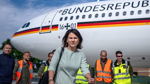 Annalena Baerbock sorgt immer wieder für Schlagzeilen. Drängt sich die deutsche Außenministerin zu sehr in den Mittelpunkt? (Bild: APA/dpa/Michael Kappeler)